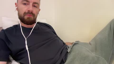 Snapshot of show_jizzness chatting on February 8, 9:25 pm show_jizzness online show from February 8, 9:25 pm