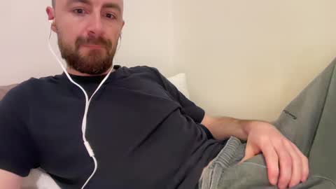 Snapshot of show_jizzness chatting on February 6, 11:15 pm show_jizzness online show from February 6, 11:15 pm
