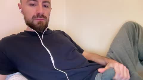 Snapshot of show_jizzness chatting on February 6, 8:18 am show_jizzness online show from February 6, 8:18 am