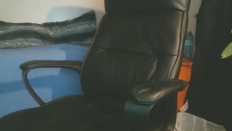 shyboyhugecum2020 online show from April 14, 3:06 am