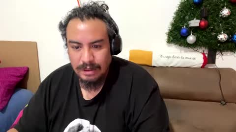 Snapshot of skinhell chatting on January 14, 11:27 pm Elias online show from January 14, 11:27 pm