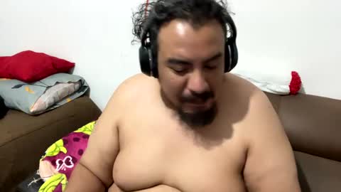 Snapshot of skinhell chatting on December 5, 12:19 am Elias online show from December 5, 12:19 am