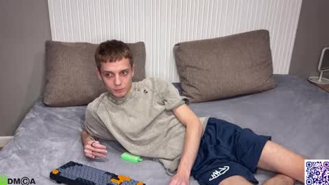 Snapshot of sky_hunter chatting on October 7, 4:44 pm sky_hunter online show from October 7, 4:44 pm