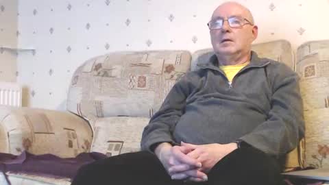 Snapshot of smallsteve562 chatting on December 9, 7:13 pm Steve online show from December 9, 7:13 pm