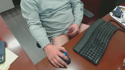 Snapshot of squirrelly82 chatting on December 5, 11:29 pm make me cum c2c talk to me online show from December 5, 11:29 pm