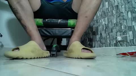 Snapshot of srfindomfeet_ chatting on February 4, 3:00 am sr master cum its my old account online show from February 4, 3:00 am