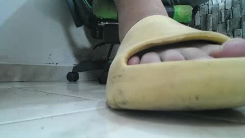 Snapshot of srfindomfeet_ chatting on October 10, 4:39 am sr master cum its my old account online show from October 10, 4:39 am