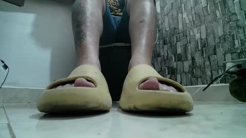 Snapshot of srfindomfeet_ chatting on December 11, 11:00 pm sr master cum its my old account online show from December 11, 11:00 pm