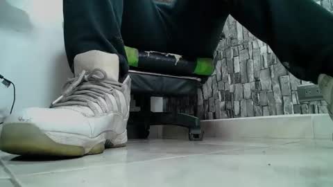 Snapshot of srfindomfeet_ chatting on February 12, 8:40 pm sr master cum its my old account online show from February 12, 8:40 pm