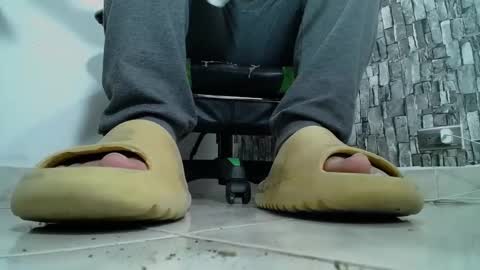Snapshot of srfindomfeet_ chatting on January 13, 5:12 am sr master cum its my old account online show from January 13, 5:12 am
