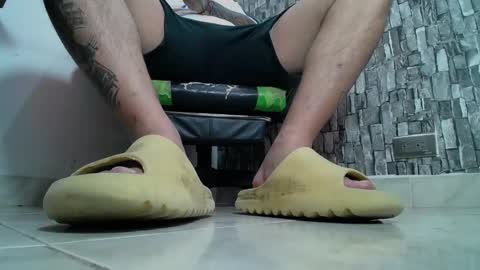 Snapshot of srfindomfeet_ chatting on February 1, 6:40 pm sr master cum its my old account online show from February 1, 6:40 pm