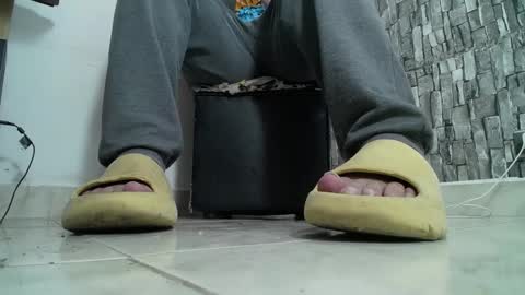 Snapshot of srfindomfeet_ chatting on December 15, 8:04 pm sr master cum its my old account online show from December 15, 8:04 pm