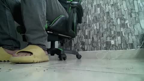 Snapshot of srfindomfeet_ chatting on January 21, 4:22 am sr master cum its my old account online show from January 21, 4:22 am