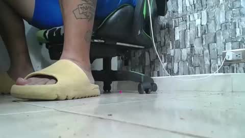Snapshot of srfindomfeet_ chatting on September 21, 4:12 am sr master cum its my old account online show from September 21, 4:12 am