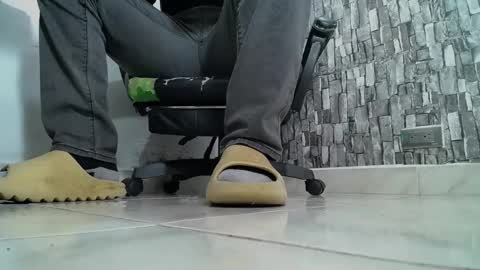 Snapshot of srfindomfeet_ chatting on January 21, 5:38 pm sr master cum its my old account online show from January 21, 5:38 pm