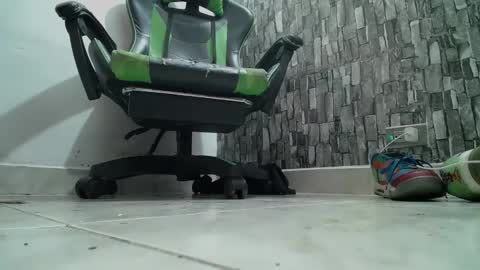 Snapshot of srfindomfeet_ chatting on January 29, 4:15 am sr master cum its my old account online show from January 29, 4:15 am