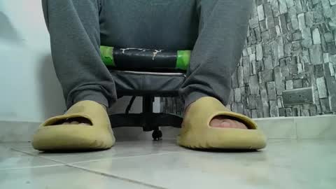 Snapshot of srfindomfeet_ chatting on January 28, 3:47 am sr master cum its my old account online show from January 28, 3:47 am