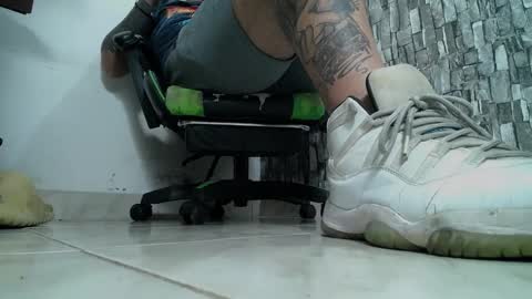 Snapshot of srfindomfeet_ chatting on February 16, 12:54 am sr master cum its my old account online show from February 16, 12:54 am