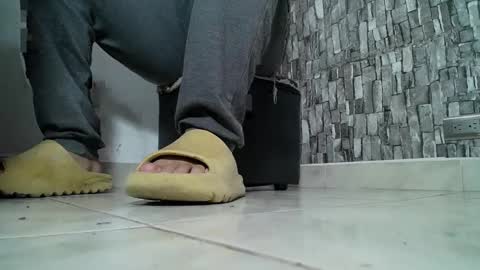 Snapshot of srfindomfeet_ chatting on December 18, 4:39 pm sr master cum its my old account online show from December 18, 4:39 pm