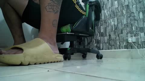Snapshot of srfindomfeet_ chatting on February 25, 1:09 am sr master cum its my old account online show from February 25, 1:09 am