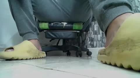 Snapshot of srfindomfeet_ chatting on February 20, 2:07 am sr master cum its my old account online show from February 20, 2:07 am