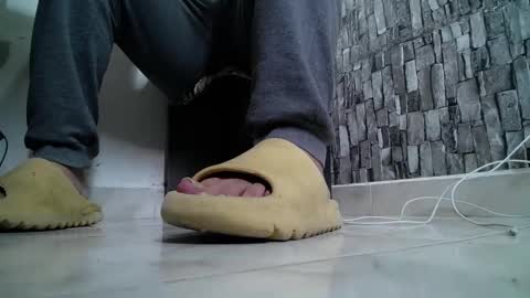 Snapshot of srfindomfeet_ chatting on December 16, 7:00 pm sr master cum its my old account online show from December 16, 7:00 pm