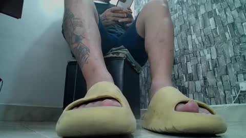 Snapshot of srfindomfeet_ chatting on December 10, 1:29 am sr master cum its my old account online show from December 10, 1:29 am
