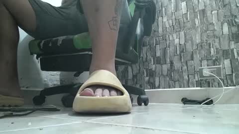 Snapshot of srfindomfeet_ chatting on October 4, 4:06 am sr master cum its my old account online show from October 4, 4:06 am