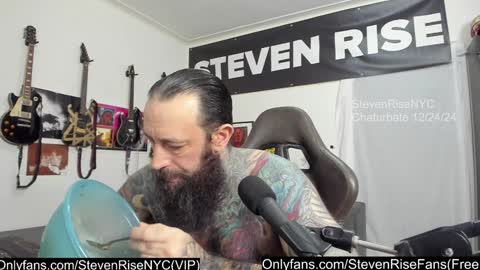 Snapshot of stevenrisenyc chatting on December 25, 1:20 am StevenRiseNYC online show from December 25, 1:20 am