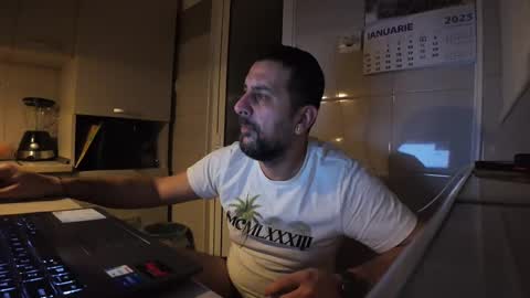Snapshot of tarkan198 chatting on January 8, 5:05 am tarkan198 online show from January 8, 5:05 am
