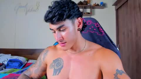 taylor_mclane1 online show from May 1, 8:22 pm