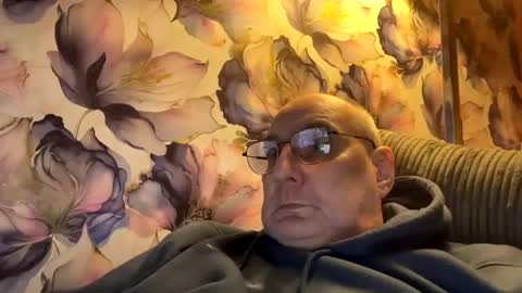 Snapshot of tebb61 chatting on October 15, 4:47 pm Mark online show from October 15, 4:47 pm