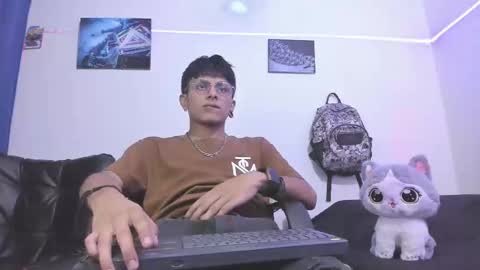 Snapshot of the_weed_guys chatting on December 13, 1:15 am Danny online show from December 13, 1:15 am