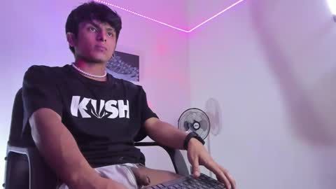 Snapshot of the_weed_guys chatting on January 25, 12:38 am Danny online show from January 25, 12:38 am