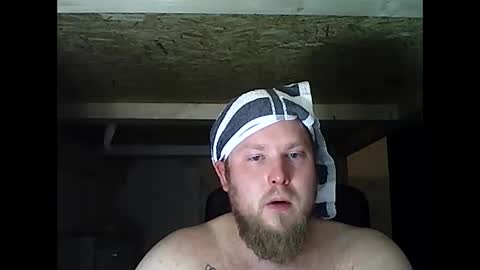 Snapshot of thenewdude1992 chatting on March 1, 1:11 am thenewdude1992 online show from March 1, 1:11 am