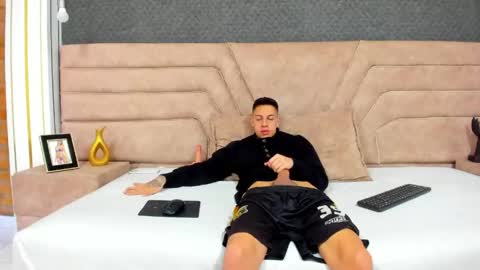 Thiago   online show from May 31, 2:01 am