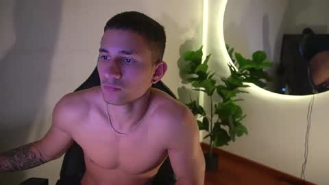 thin_tommy11 online show from January 10, 1:33 am