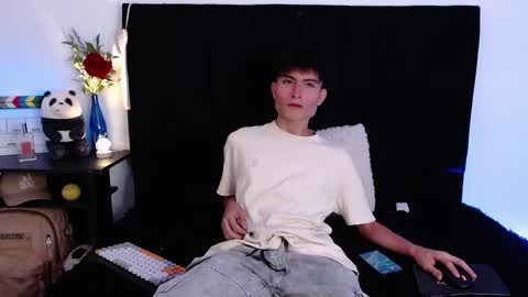 Snapshot of thomasbennett_ chatting on October 25, 12:12 am thomasbennett  online show from October 25, 12:12 am