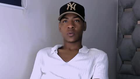 Snapshot of tiago_xxx_ chatting on October 21, 9:28 pm tiago_xxx_ online show from October 21, 9:28 pm