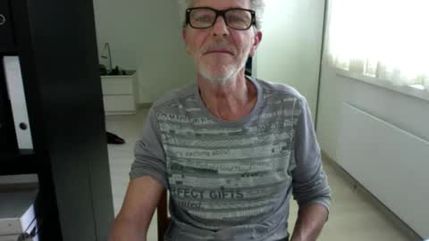 Snapshot of tiburzio chatting on September 10, 12:15 pm tiburzio online show from September 10, 12:15 pm