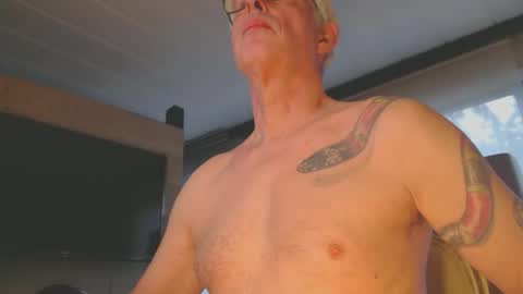 Snapshot of tirexxx_x chatting on October 1, 6:06 am tirexxx_x online show from October 1, 6:06 am