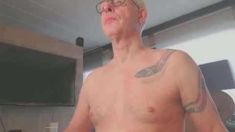 Snapshot of tirexxx_x chatting on February 3, 7:18 am tirexxx_x online show from February 3, 7:18 am