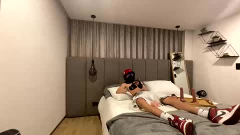 tom curiustraight online show from May 17, 5:04 am