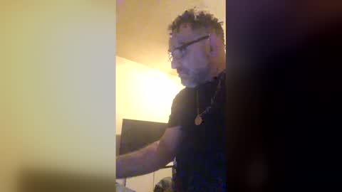 tomcop11111 online show from May 12, 1:58 am