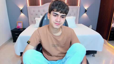 Tommy  online show from May 21, 3:35 am