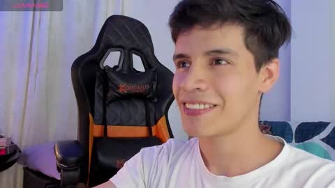 Snapshot of tommy_carlos chatting on October 23, 2:04 am online show from October 23, 2:04 am
