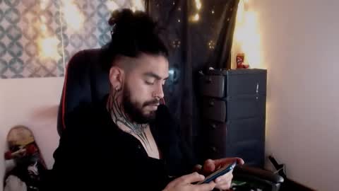 Snapshot of trevor_hilton_ chatting on October 19, 2:49 am trevor online show from October 19, 2:49 am