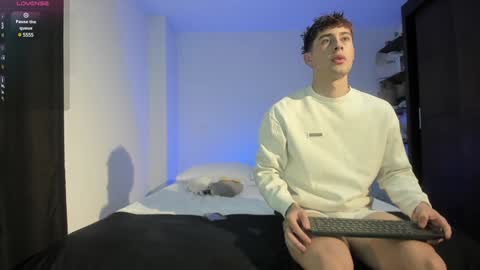 twintease online show from December 10, 11:32 am