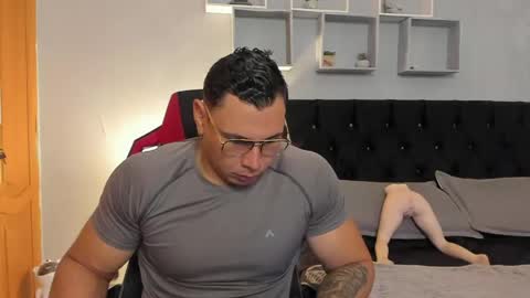 tyler_hank1 online show from April 15, 12:43 am