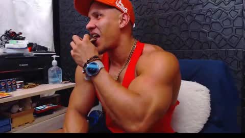 Snapshot of viktorherrera chatting on December 26, 6:12 pm Viktor Herrera online show from December 26, 6:12 pm
